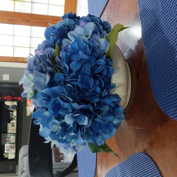 DA Designs Other - Faux hydrangea ceramic arrangement